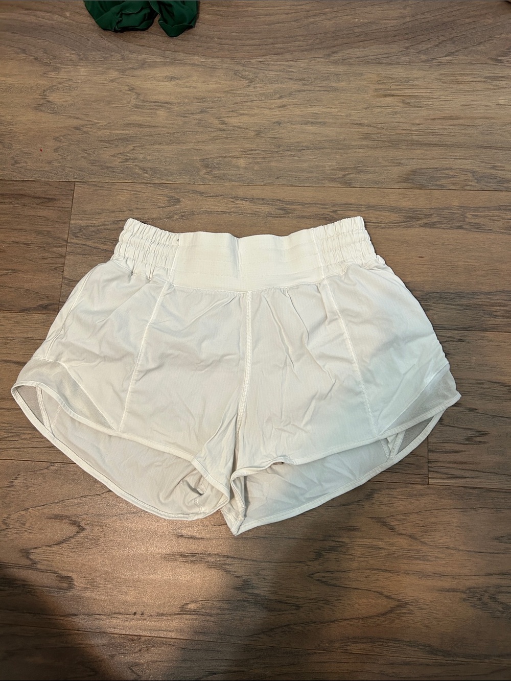 White Lululemon Hotty Hot Low-Rise Lined Shorts 2.5" size 4